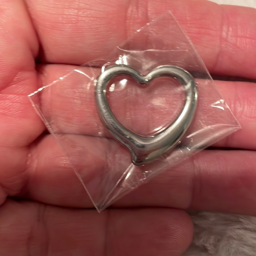 💥 $10 or 3 for $15💥 Silver colour heart pendent NWT